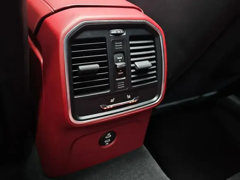 2023 Porsche Macan с пробегом 34 413 км