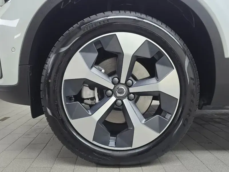 2025 Volvo XC40 с пробегом 9 524 км