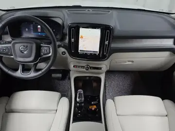 2025 Volvo XC40 с пробегом 9 524 км