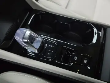 2025 Volvo XC40 с пробегом 9 524 км