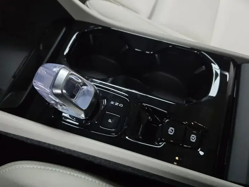 2025 Volvo XC40 с пробегом 9 524 км