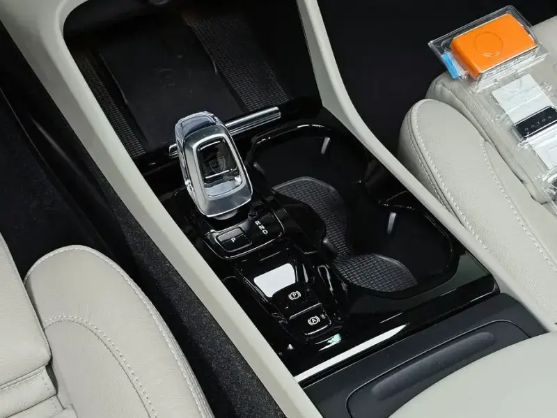 2023 Volvo XC40 с пробегом 60 472 км