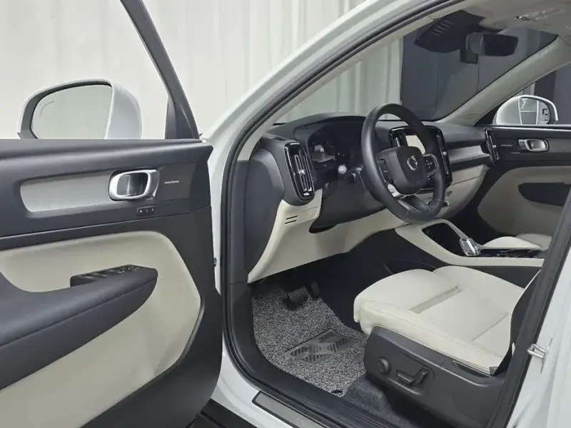 2025 Volvo XC40 с пробегом 9 524 км