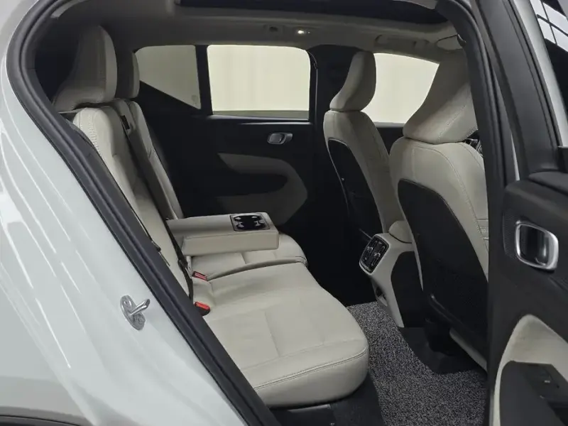 2025 Volvo XC40 с пробегом 9 524 км