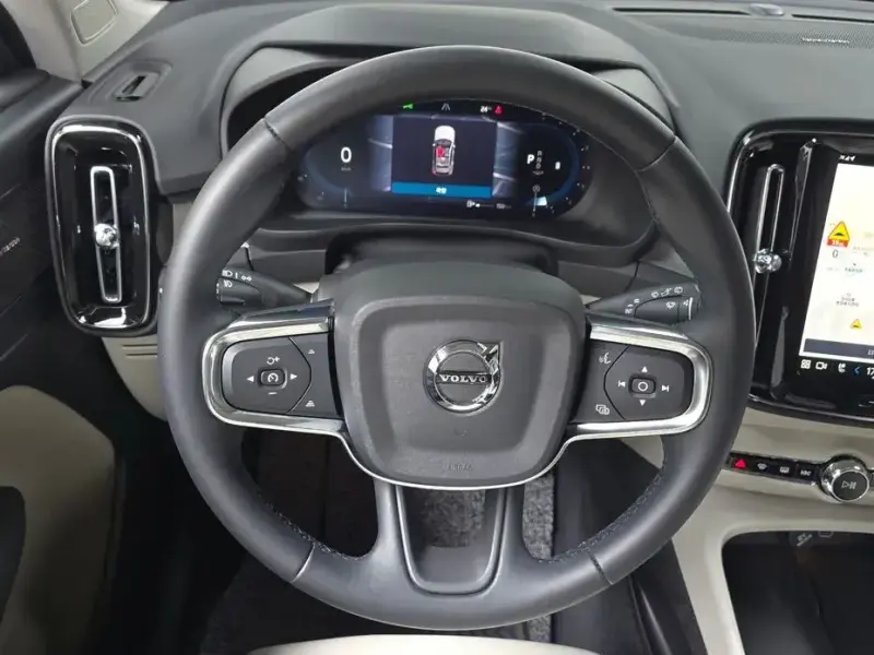 2025 Volvo XC40 с пробегом 9 524 км