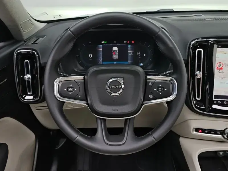 2023 Volvo XC40 с пробегом 60 472 км