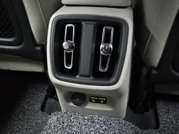 2025 Volvo XC40 с пробегом 9 524 км
