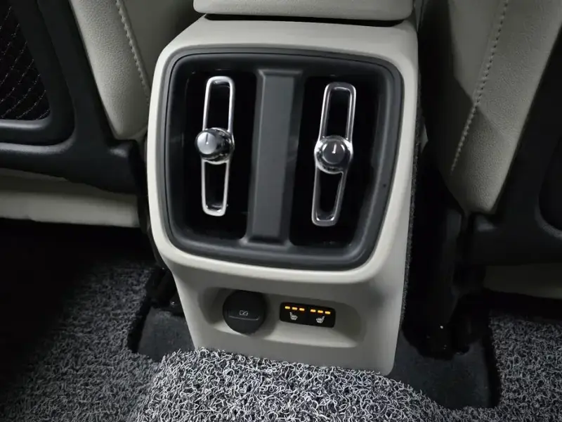 2025 Volvo XC40 с пробегом 9 524 км