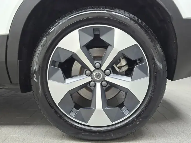 2025 Volvo XC40 с пробегом 9 524 км