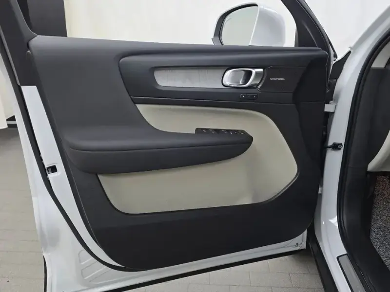 2025 Volvo XC40 с пробегом 9 524 км