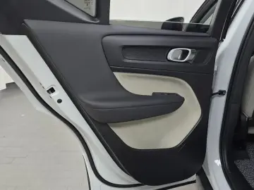 2025 Volvo XC40 с пробегом 9 524 км