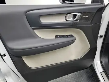 2023 Volvo XC40 с пробегом 60 472 км