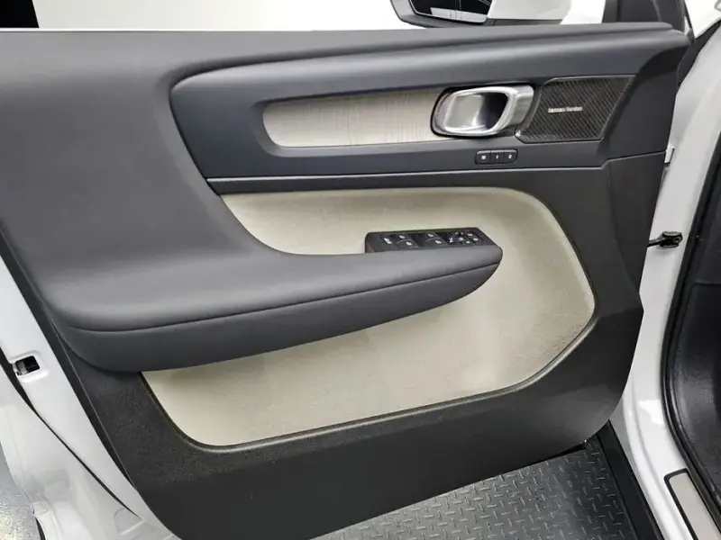 2023 Volvo XC40 с пробегом 60 472 км