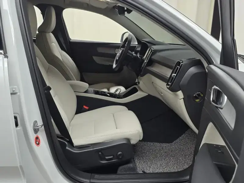2025 Volvo XC40 с пробегом 9 524 км
