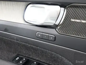 2023 Volvo XC40 с пробегом 14 385 км