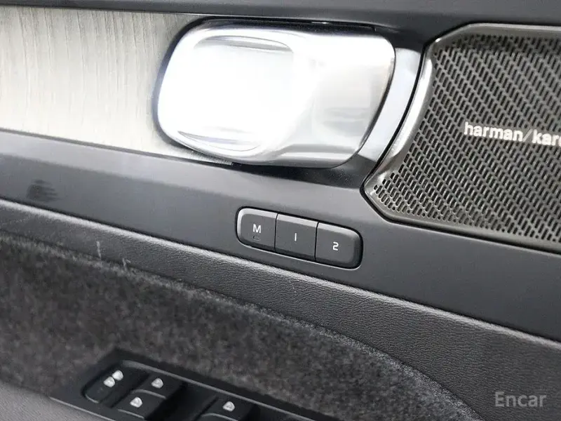 2023 Volvo XC40 с пробегом 14 385 км