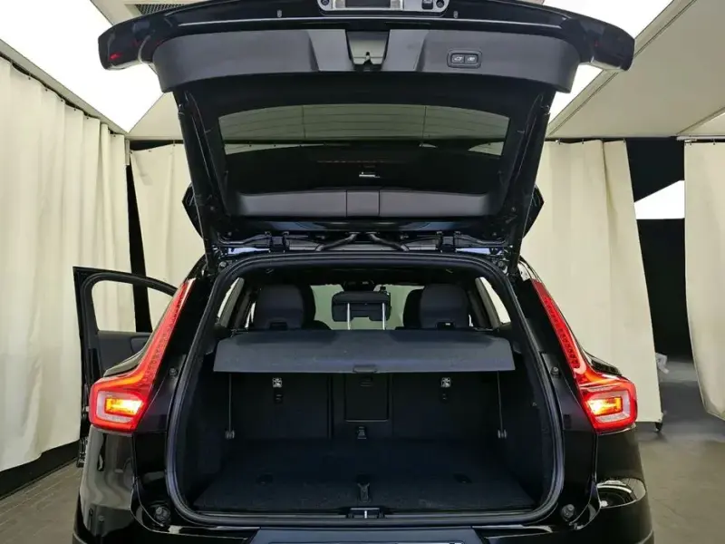 2025 Volvo XC40 с пробегом 9 327 км