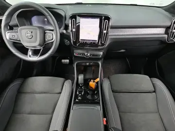 2025 Volvo XC40 с пробегом 9 327 км