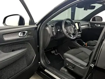 2025 Volvo XC40 с пробегом 9 327 км