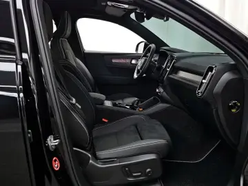 2025 Volvo XC40 с пробегом 9 327 км