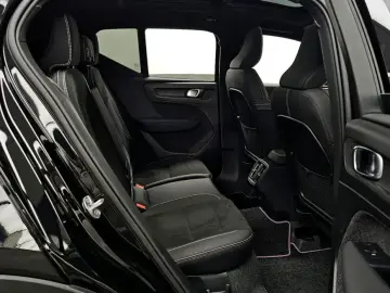 2025 Volvo XC40 с пробегом 9 327 км