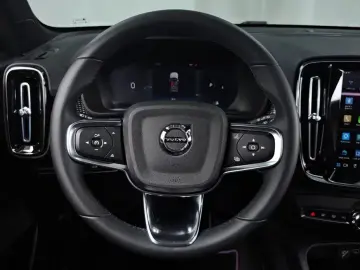 2025 Volvo XC40 с пробегом 9 327 км