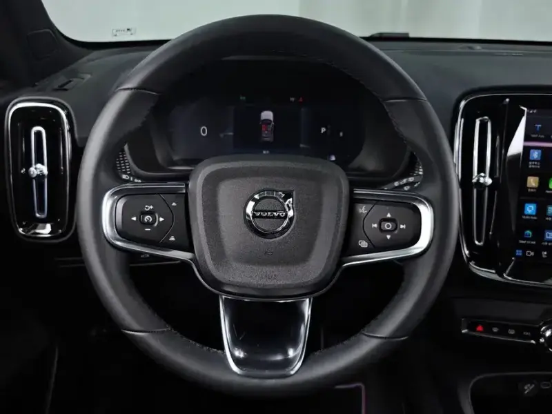 2025 Volvo XC40 с пробегом 9 327 км
