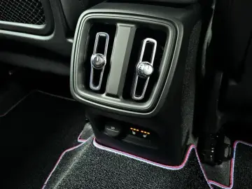 2025 Volvo XC40 с пробегом 9 327 км