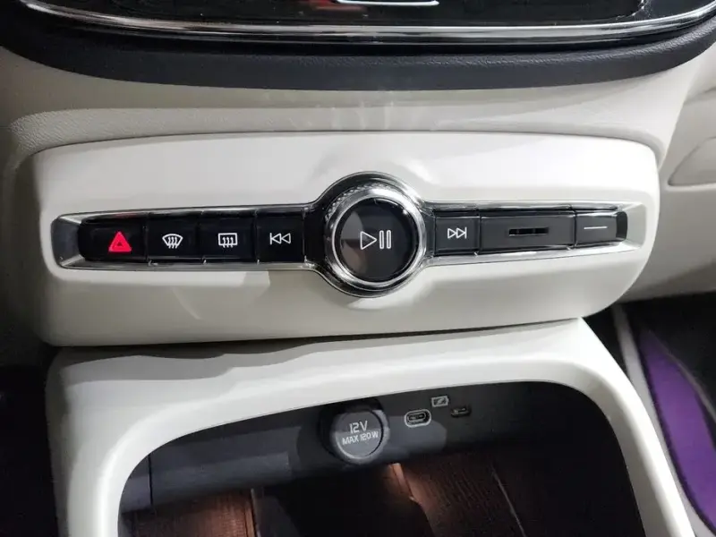 2023 Volvo XC40 с пробегом 18 920 км