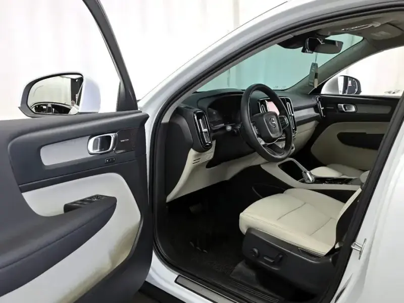 2024 Volvo XC40 с пробегом 25 577 км