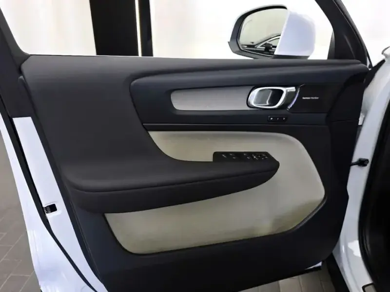 2024 Volvo XC40 с пробегом 25 577 км