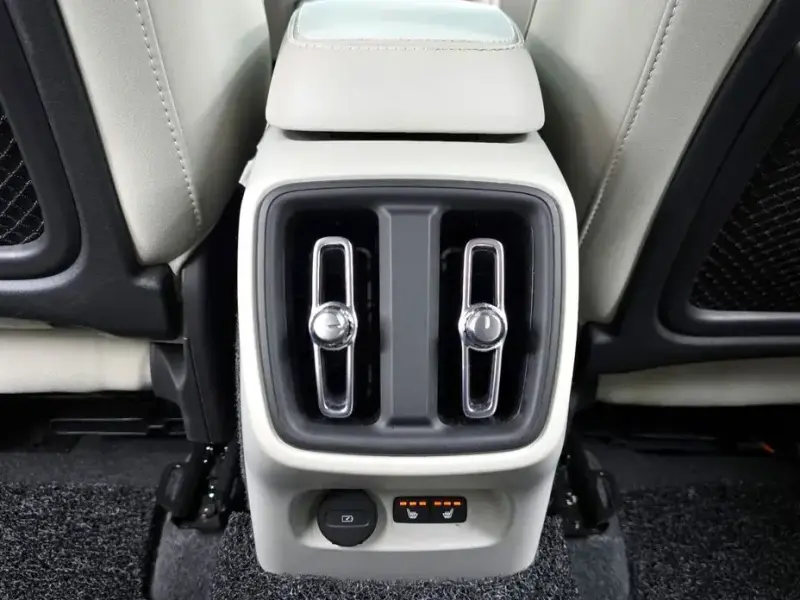 2024 Volvo XC40 с пробегом 25 577 км