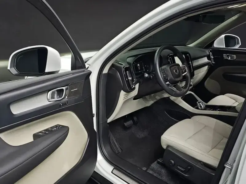 2024 Volvo XC40 с пробегом 4 285 км