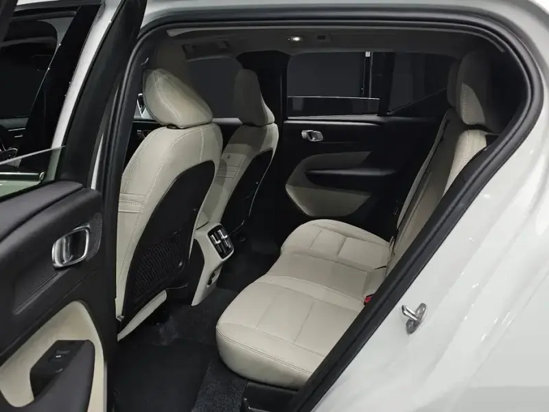2024 Volvo XC40 с пробегом 4 285 км