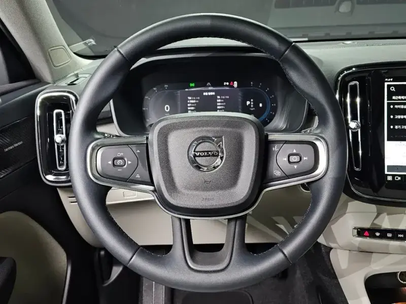 2024 Volvo XC40 с пробегом 4 285 км