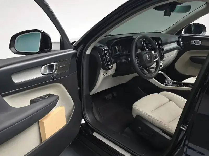 2023 Volvo XC40 с пробегом 21 976 км