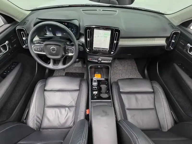 2023 Volvo XC40 с пробегом 14 386 км