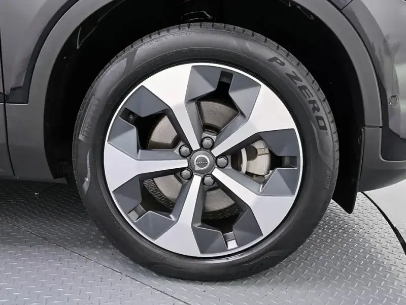 2023 Volvo XC40 с пробегом 24 769 км