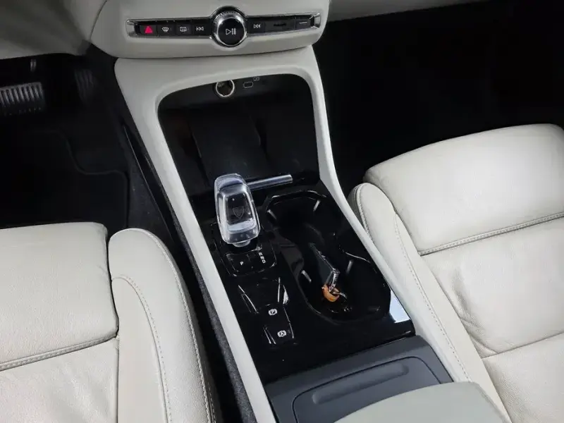 2022 Volvo XC40 с пробегом 36 377 км