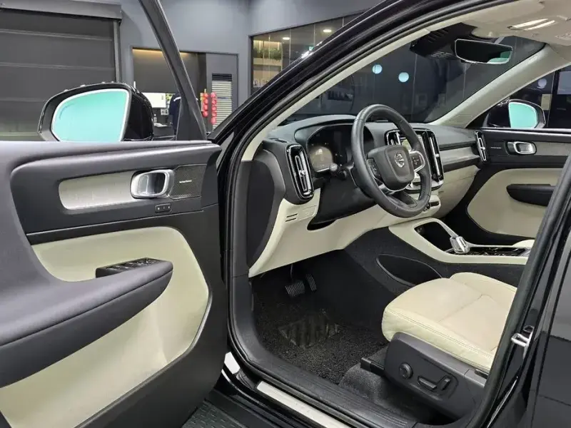 2023 Volvo XC40 с пробегом 24 769 км