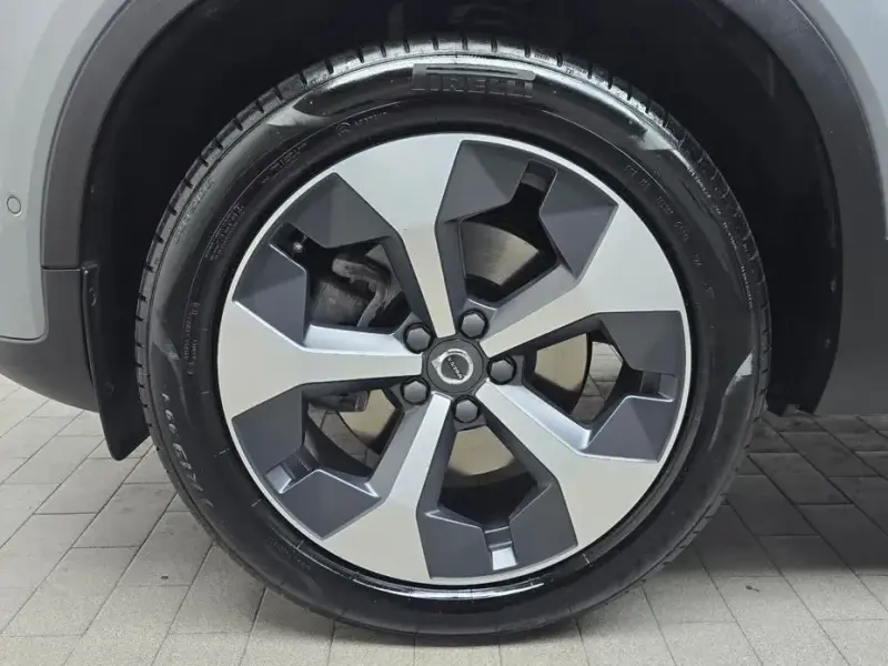 2024 Volvo XC40 с пробегом 15 000 км