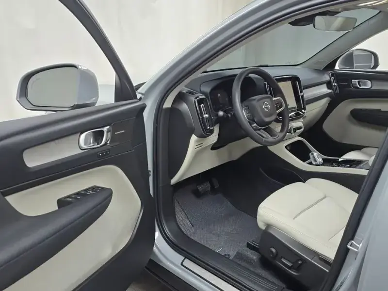 2024 Volvo XC40 с пробегом 15 000 км