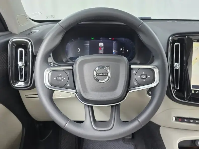 2024 Volvo XC40 с пробегом 15 000 км