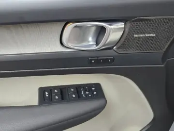 2024 Volvo XC40 с пробегом 15 000 км