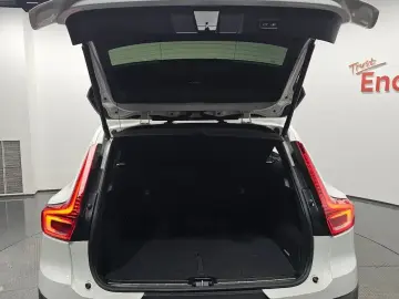 2023 Volvo XC40 с пробегом 46 011 км