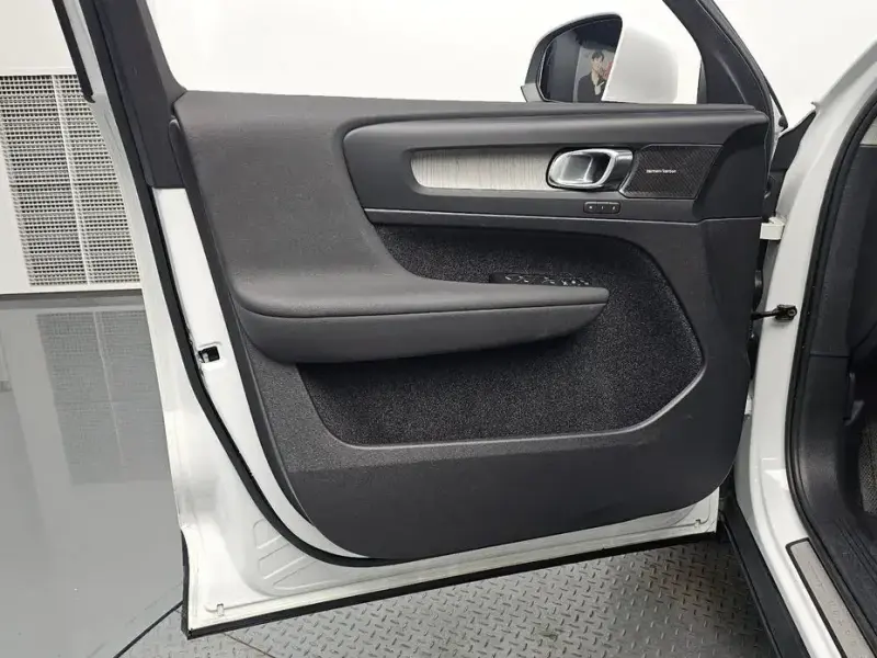 2023 Volvo XC40 с пробегом 46 011 км