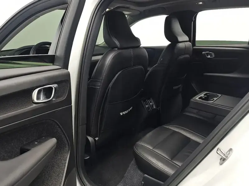 2023 Volvo XC40 с пробегом 46 011 км