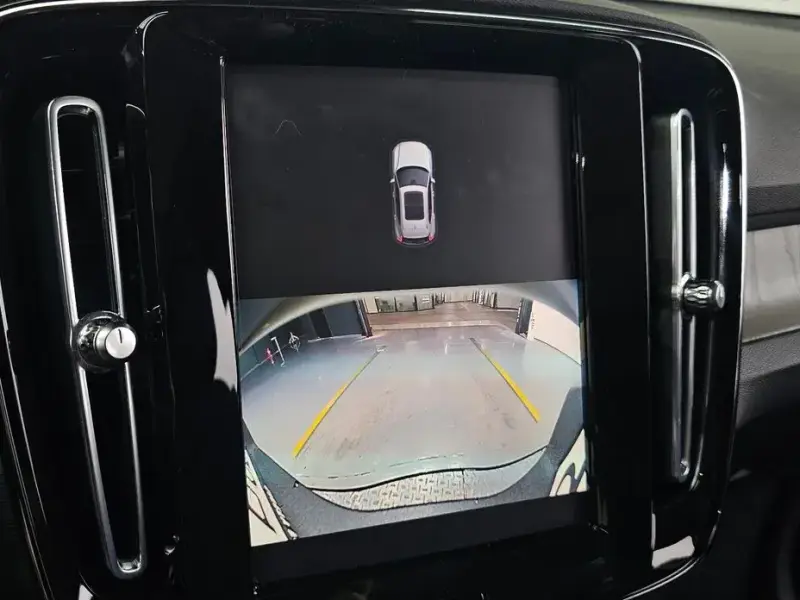 2023 Volvo XC40 с пробегом 46 011 км
