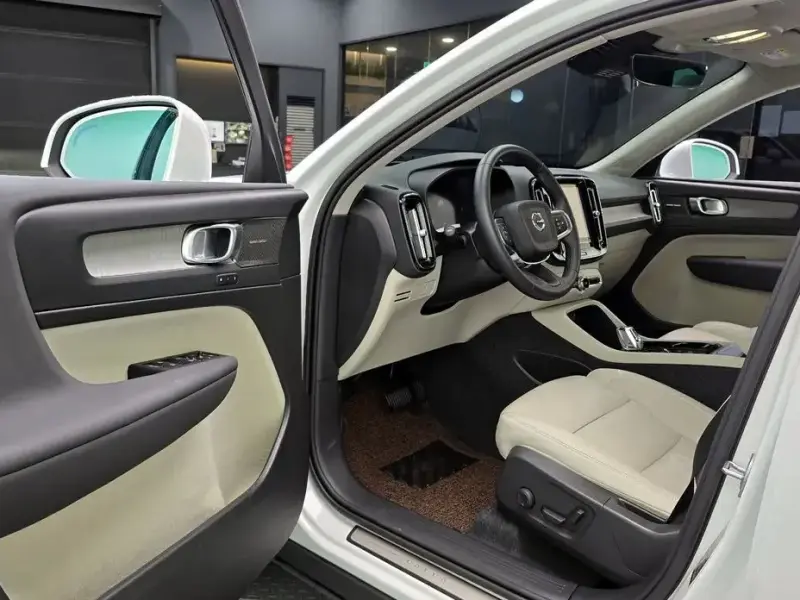 2025 Volvo XC40 с пробегом 7 897 км