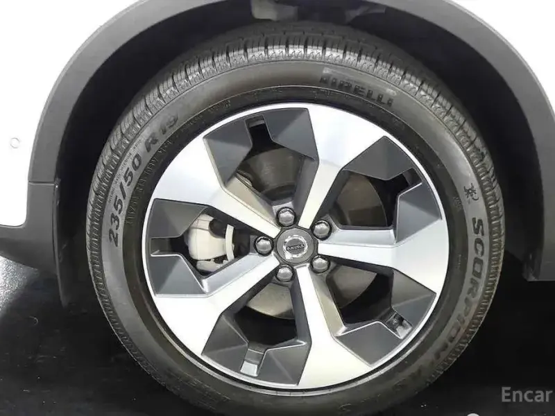 2024 Volvo XC40 с пробегом 12 872 км